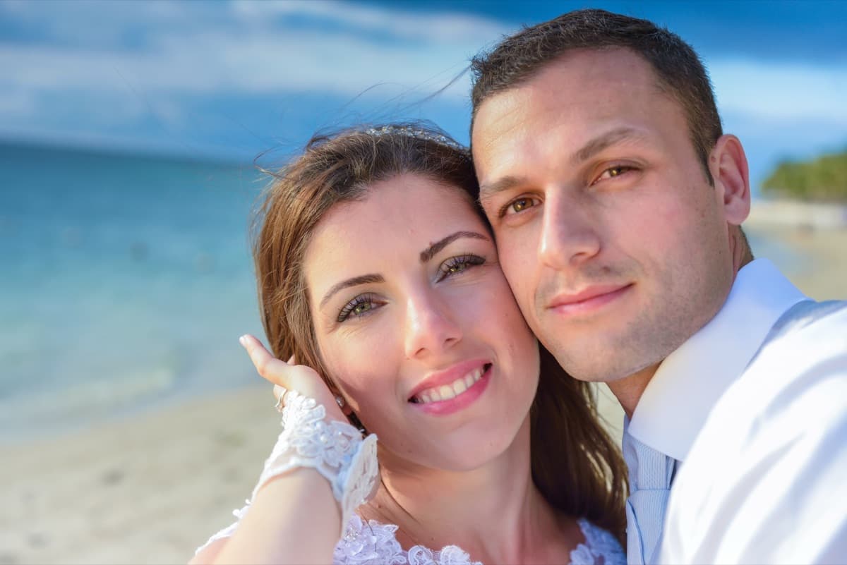 Séance "Trash the Dress" à Maurice : L'Art de Détruire Sa Robe pour Créer des